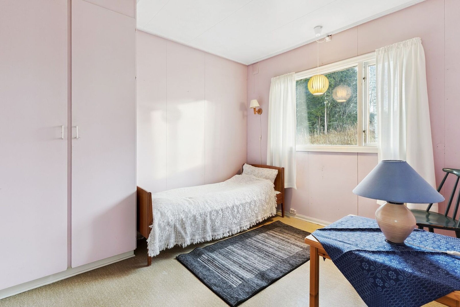 Soverom på 9,7 kvm. Godt med plass til eventuell garderobeløsning og seng. Galleribilde