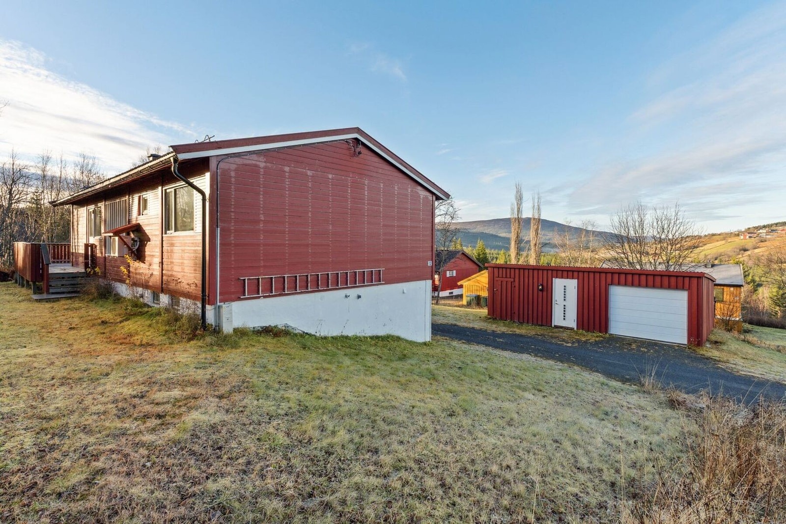 Flott utsikt og gode solforhold på eiendommen. Galleribilde