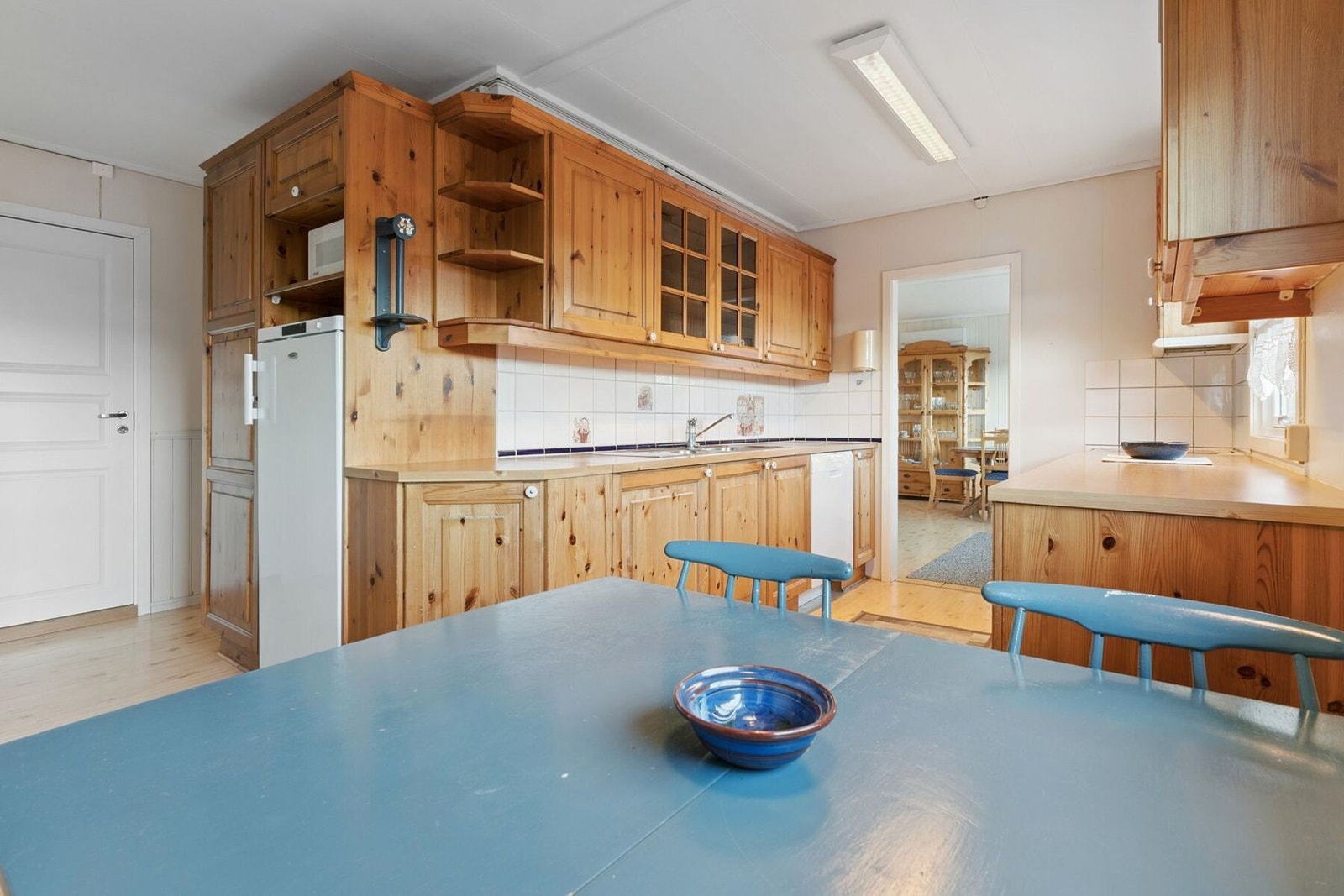 Naturlig spisegruppe på kjøkkenet. Galleribilde