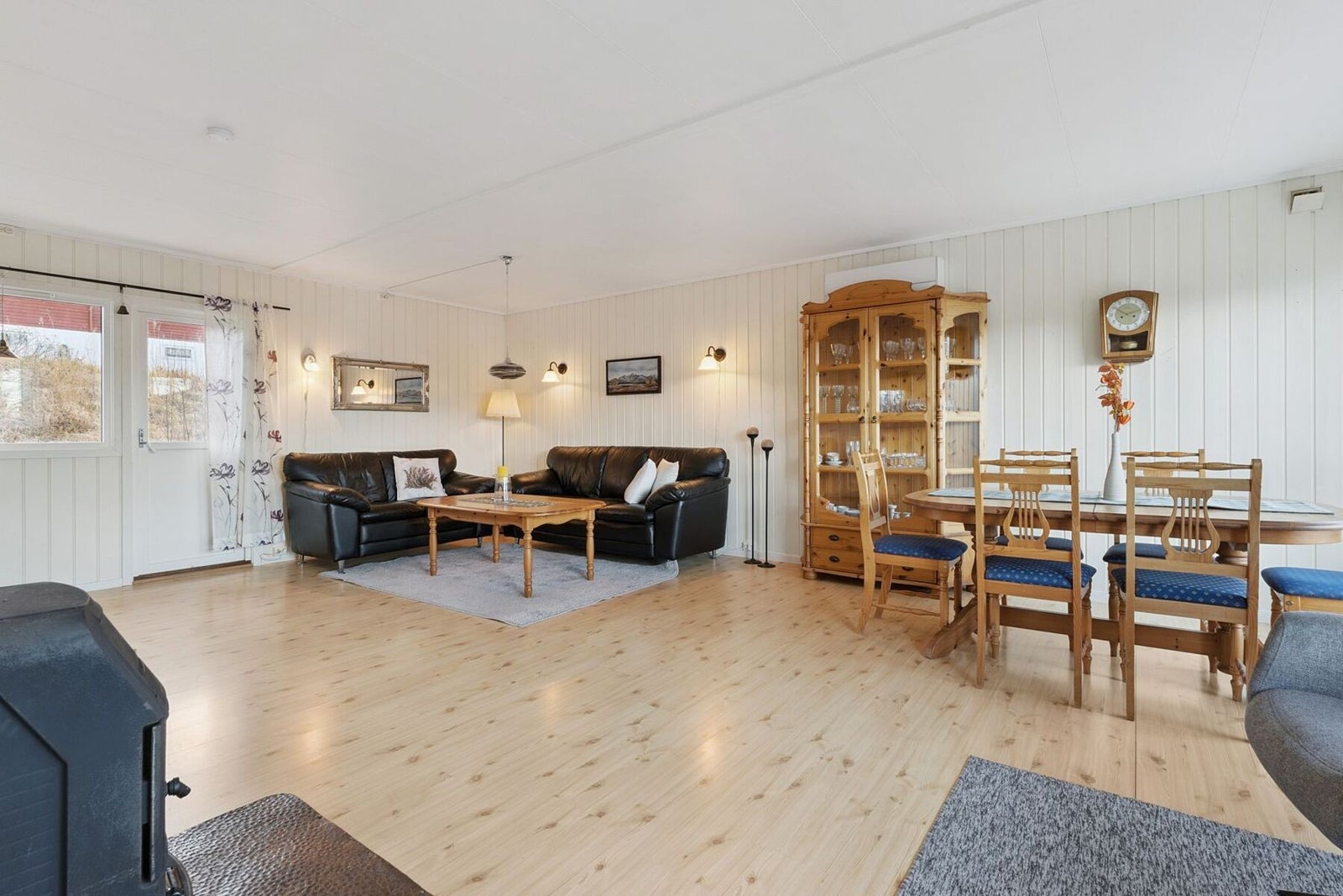 På stua er det god plass til både sofakrok og spisegruppe. Galleribilde