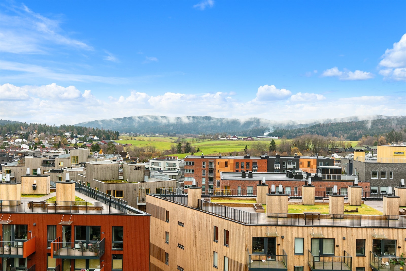 Utsikt fra felles takterrasse mot Losby Galleribilde