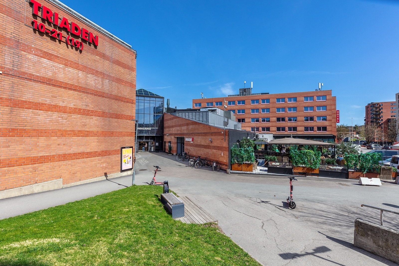 Triaden kjøpesenter med et variert utvalg av butikker, både store kjedebutikker og unike spesialbutikker Galleribilde