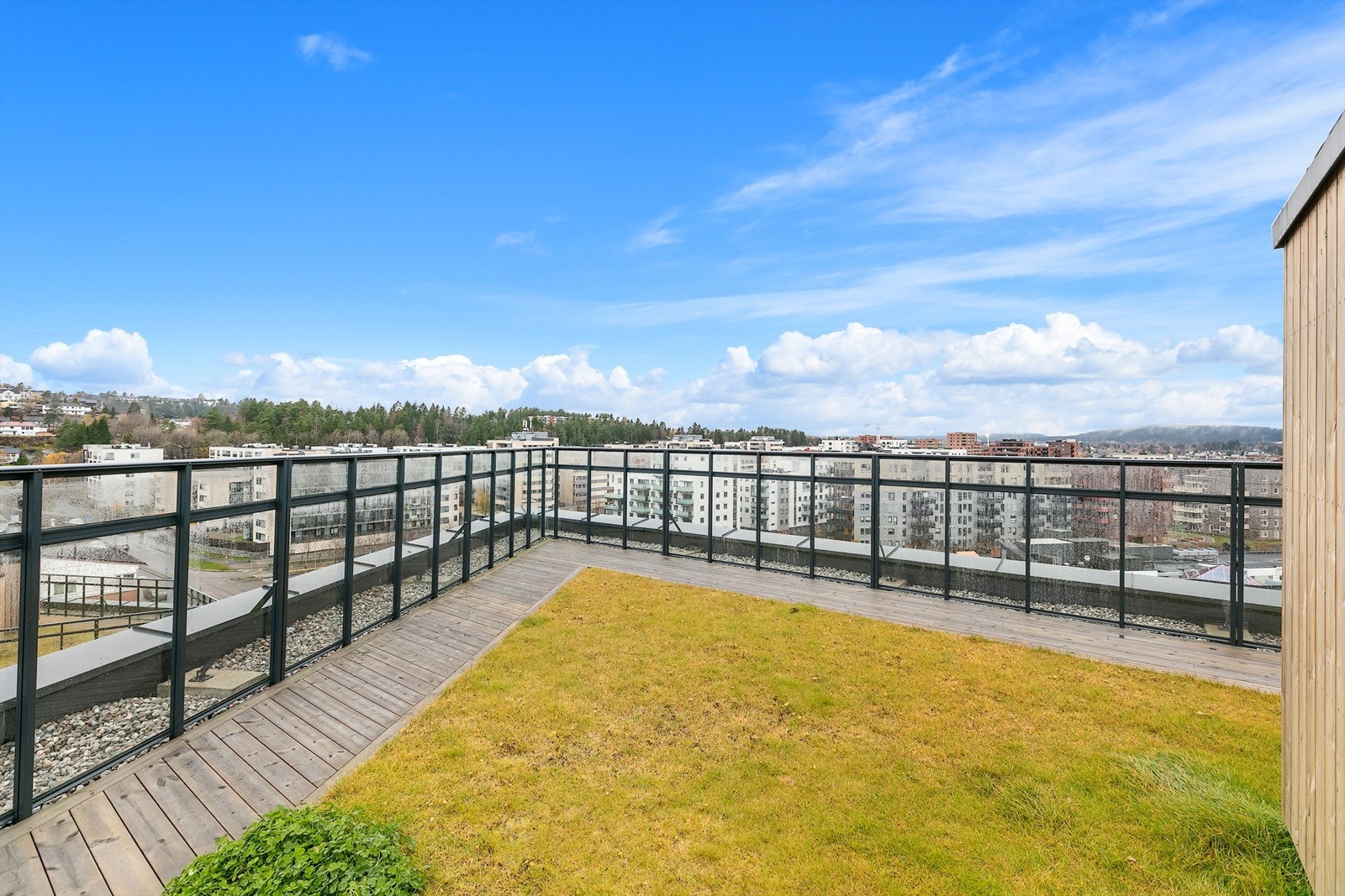 Felles takterrasse med fantastisk utsikt og nydelige solforhold Galleribilde