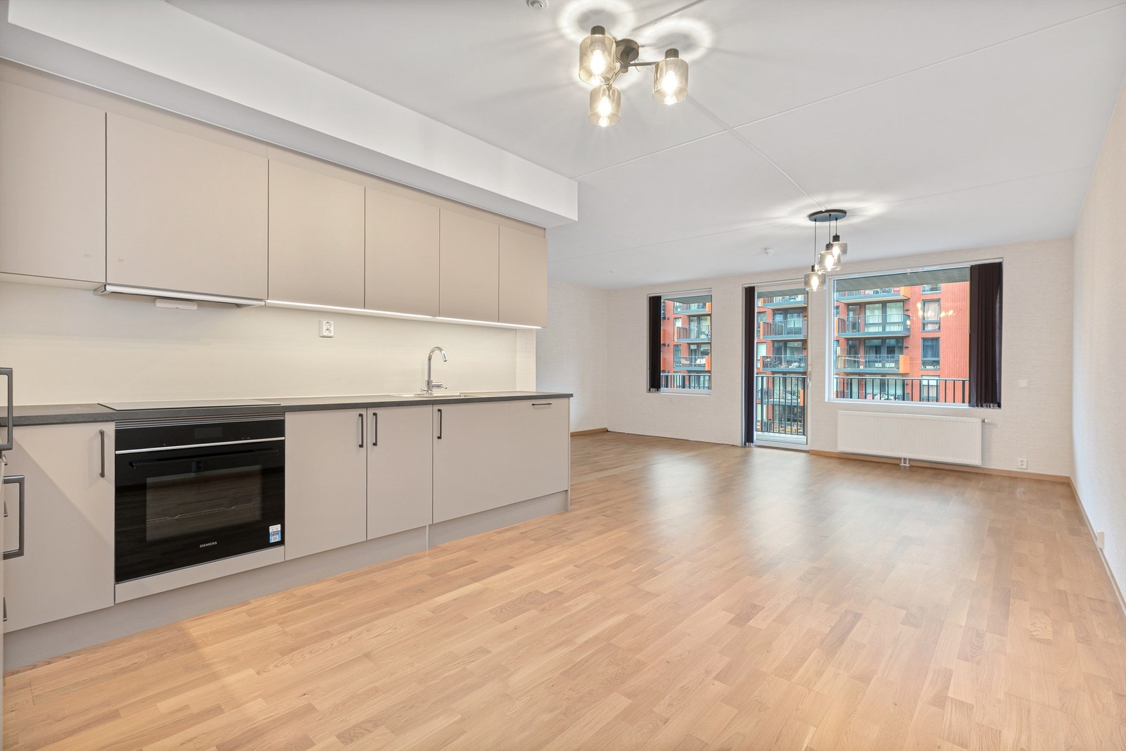 Stue og kjøkken i åpen løsning Galleribilde