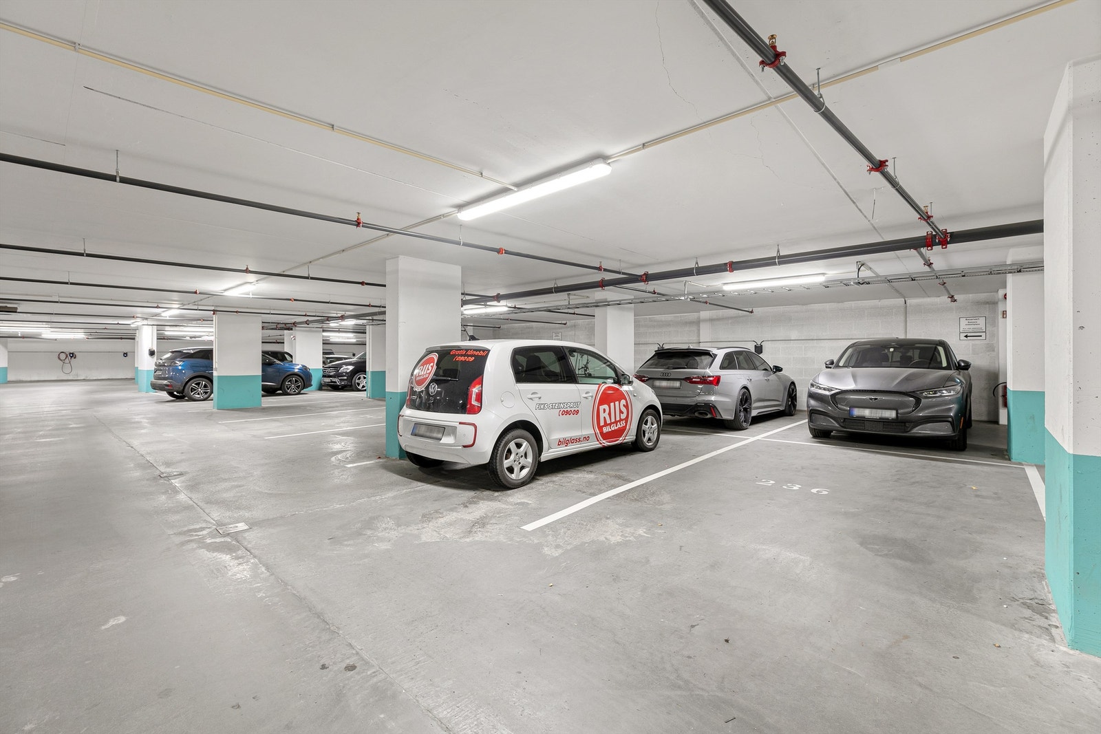 Det medfølger 2 stk garasjeplasser til leiligheten. De er plassert etter hverandre Galleribilde