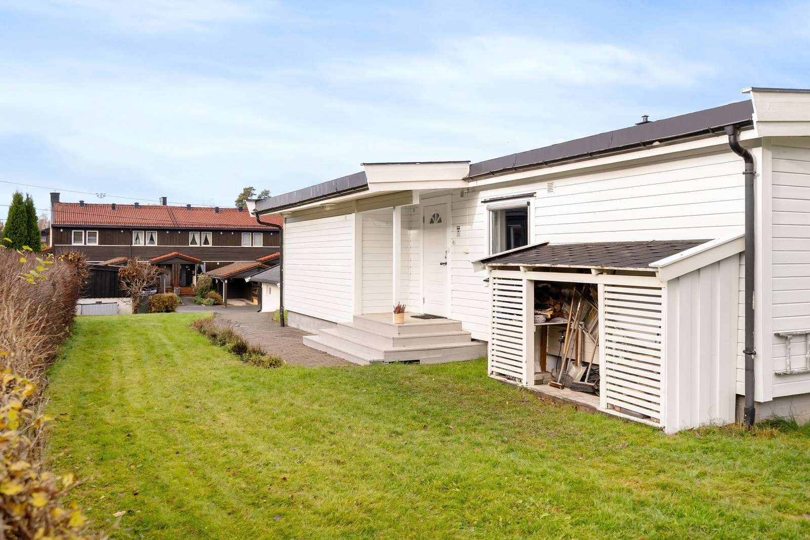 Vindfanget er overbygget, samt har du et skur perfekt for ved eller annen oppbevaring Galleribilde