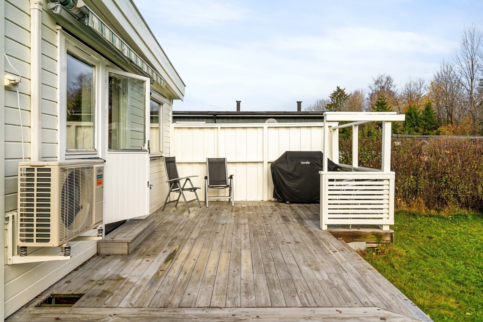 Fra kjøkkenet er det utgang til en terrasse; ypperlig når en skal grille om sommeren Galleribilde