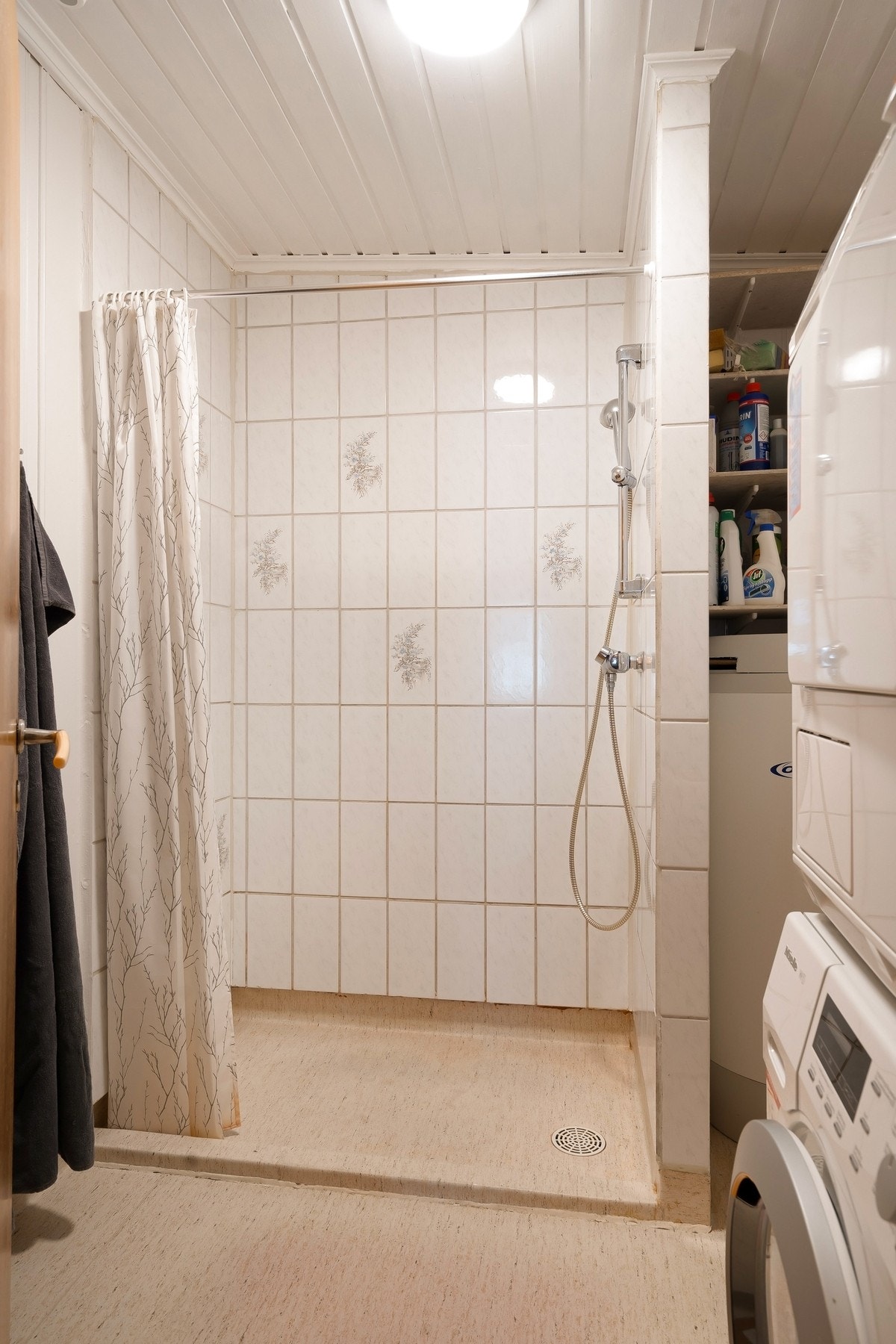 Vaskerom har god plass til både vaskemaskin og tørketrommel - her har du også dusjen! Galleribilde