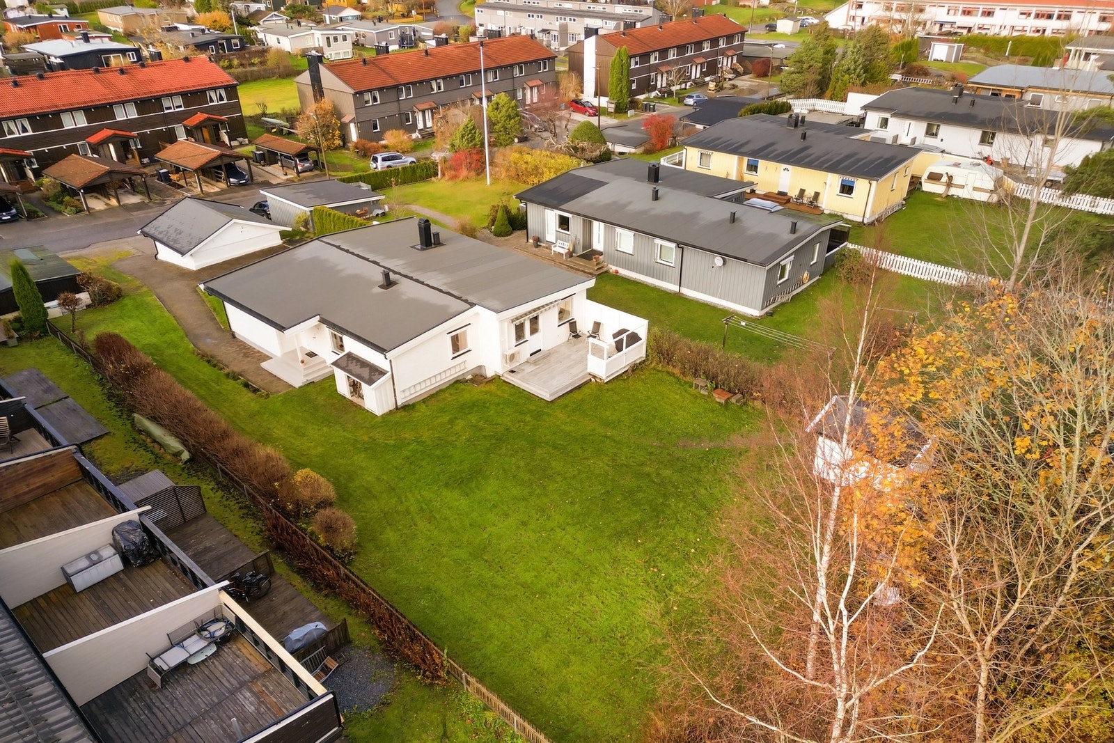 Stor hage perfekt store, små og firbeinte - gjennom alle årstider Galleribilde