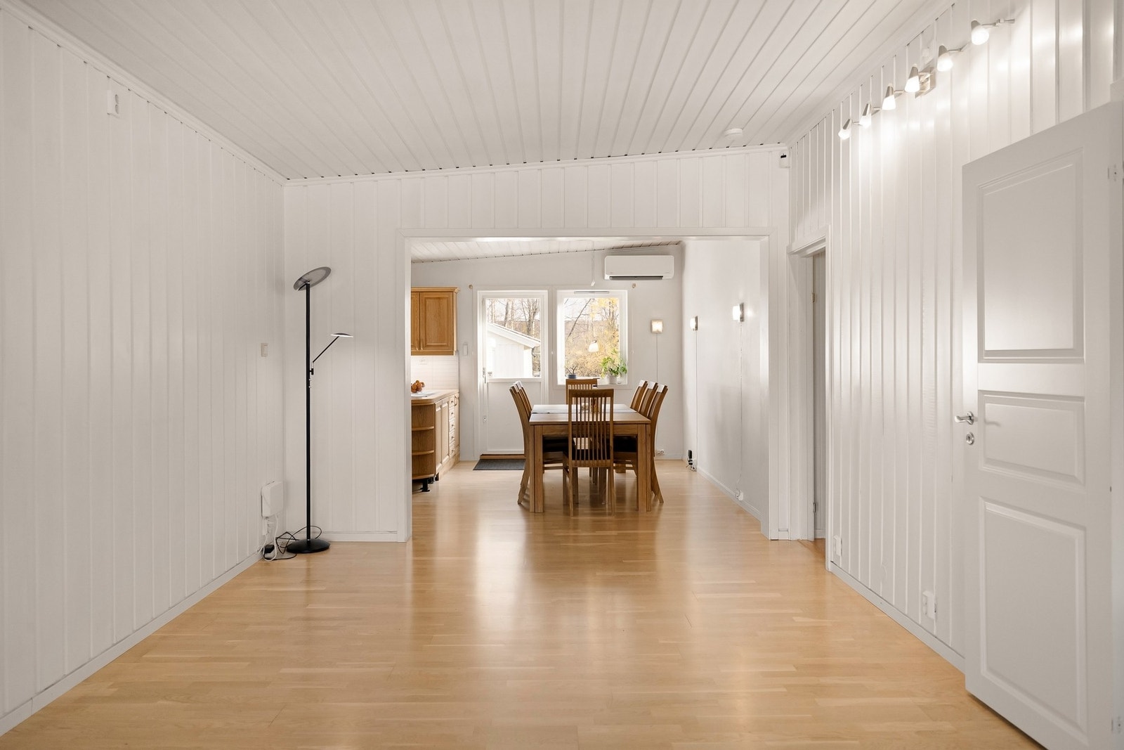 Du skaper enkelt egne og flere soner i stue- og kjøkkenrommet Galleribilde