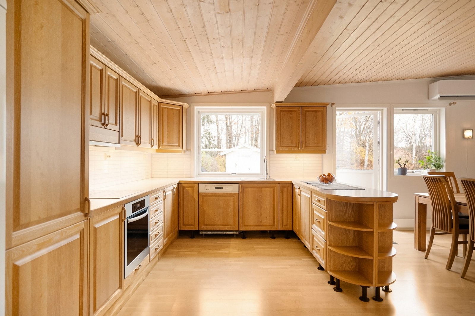 Kjøkkenet har både rikelig av skap- og benkeplass som du ser Galleribilde