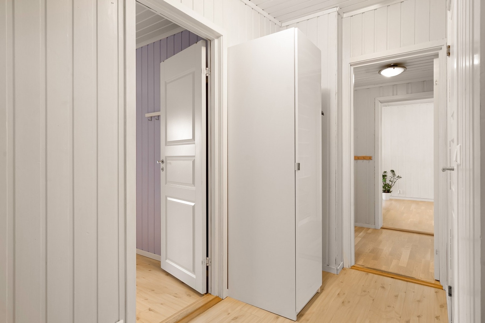 I en mindre gang som knytter to av fire soverom + toalettrom har du også plass til garderobeskap Galleribilde