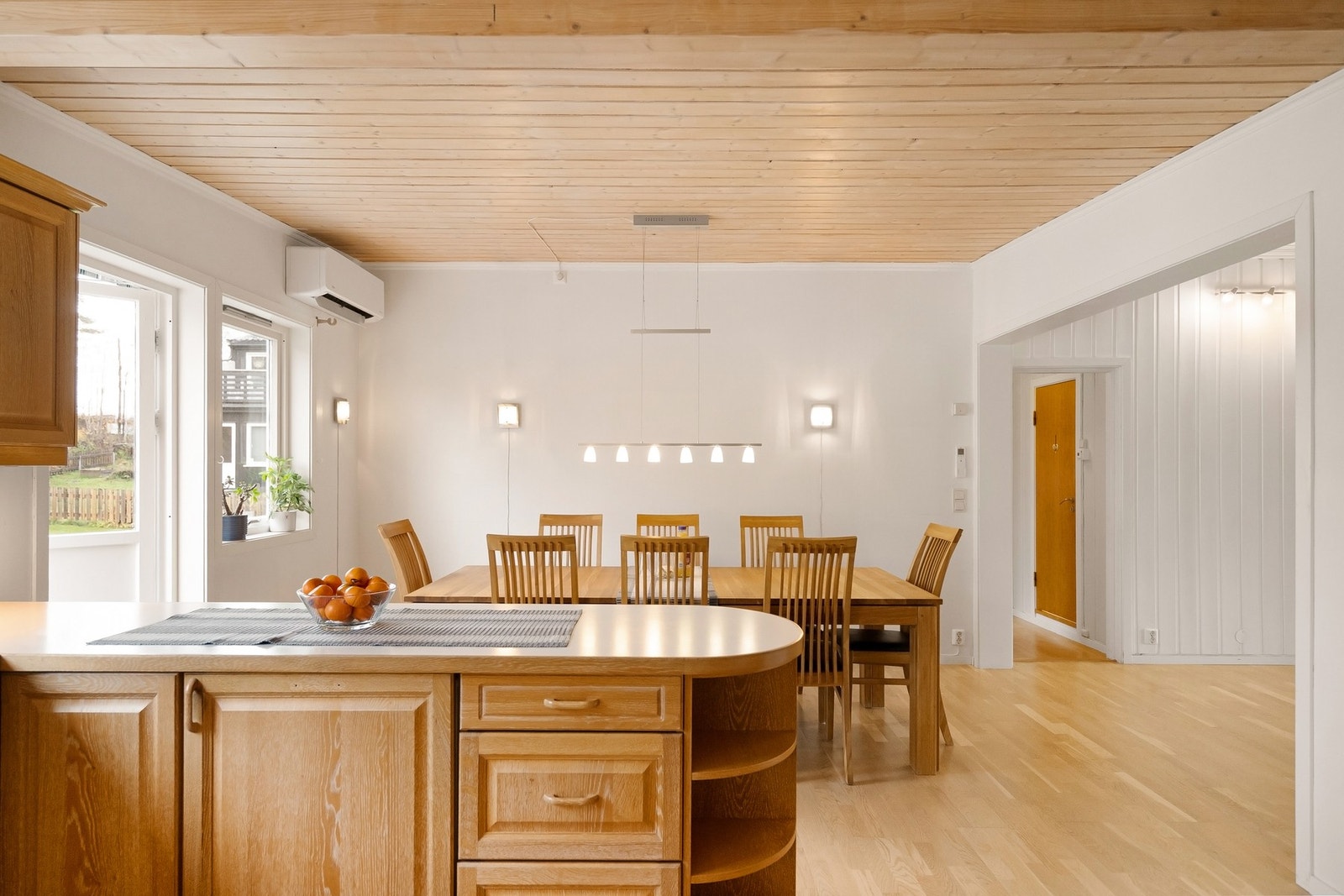 Enkel og rask tilgang til kjøkkenet fra gang; praktisk når du har gjort ukeshandelen Galleribilde