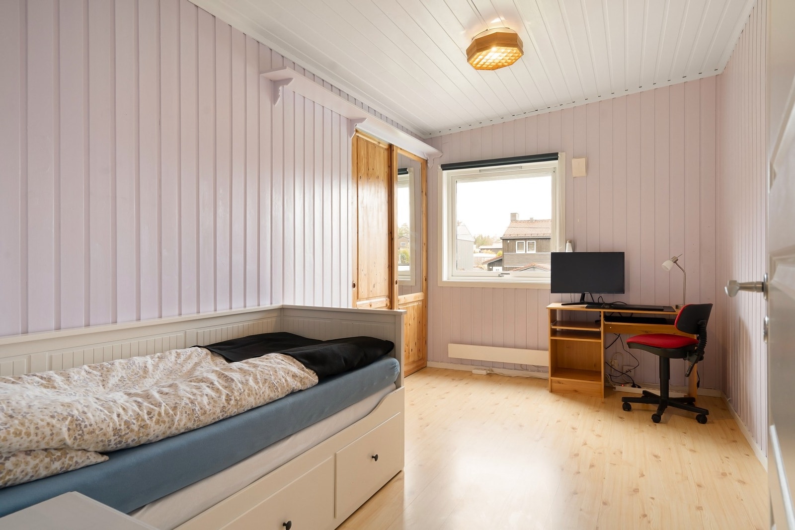 Soverom 3; dette med plassbygd garderobe Galleribilde