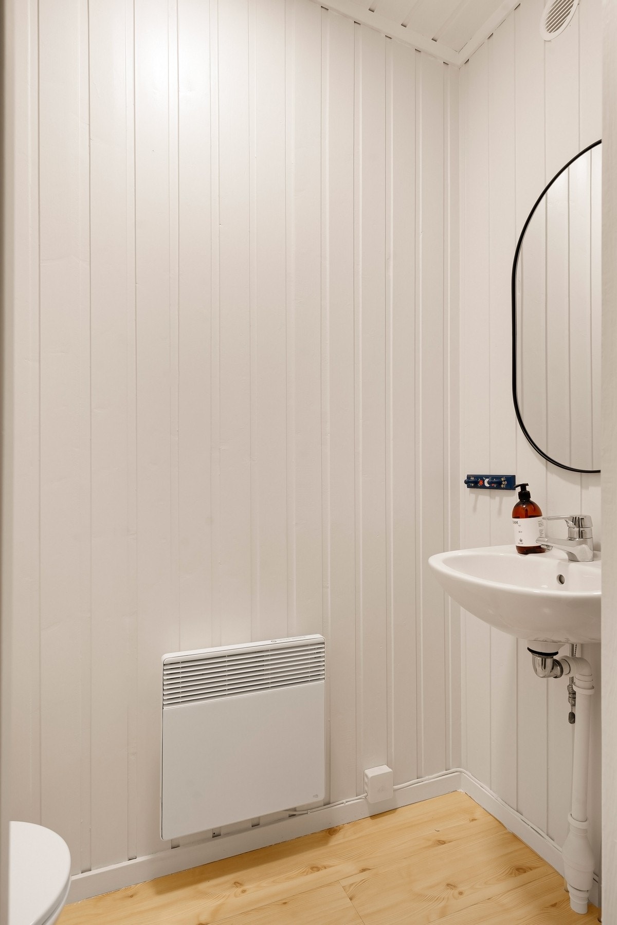 Ytterligere ett toalettrom; dette beliggende i gangen Galleribilde