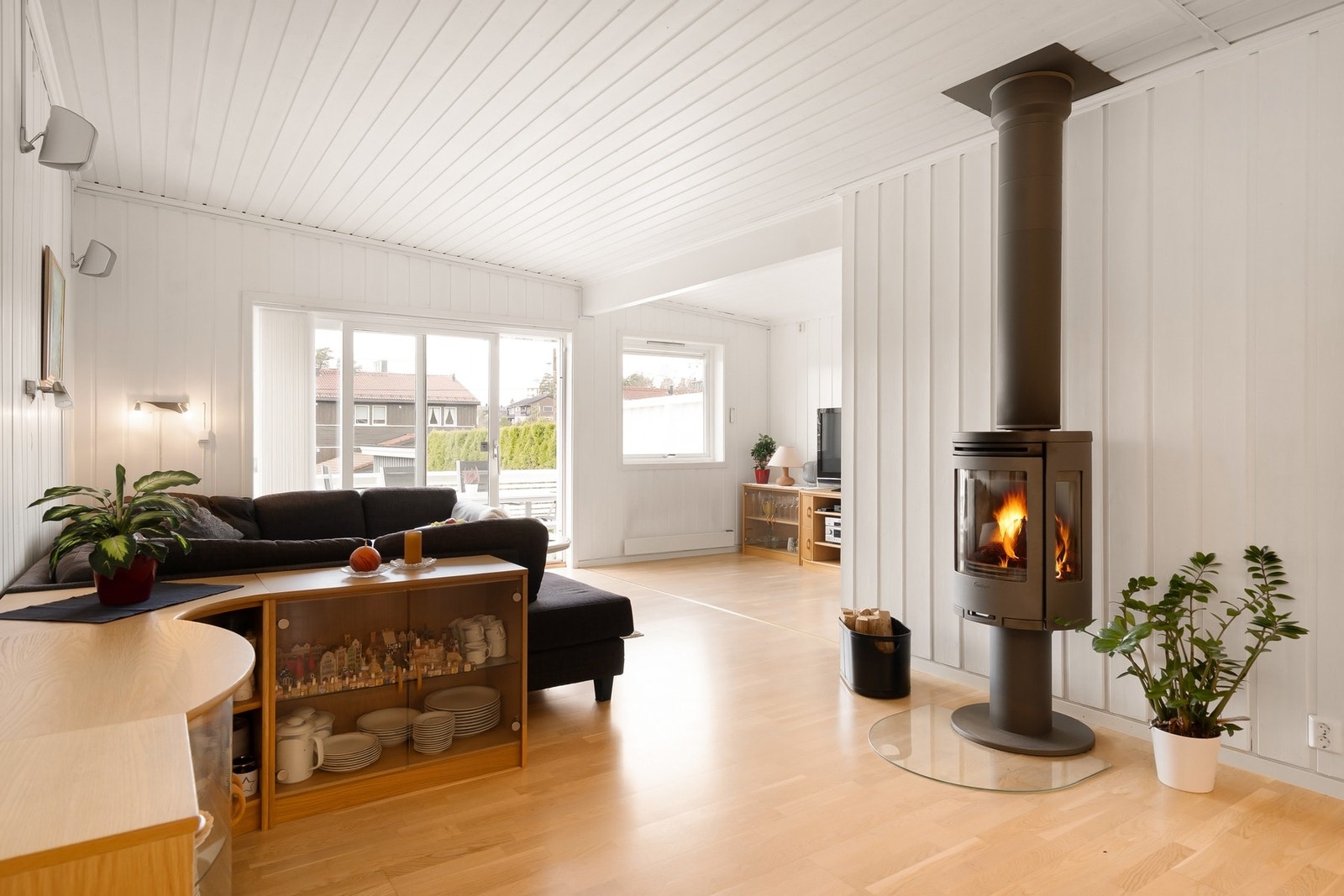 Peis plassert ved stuedelen gir både hygge og varme i løpet av vintermånedene Galleribilde