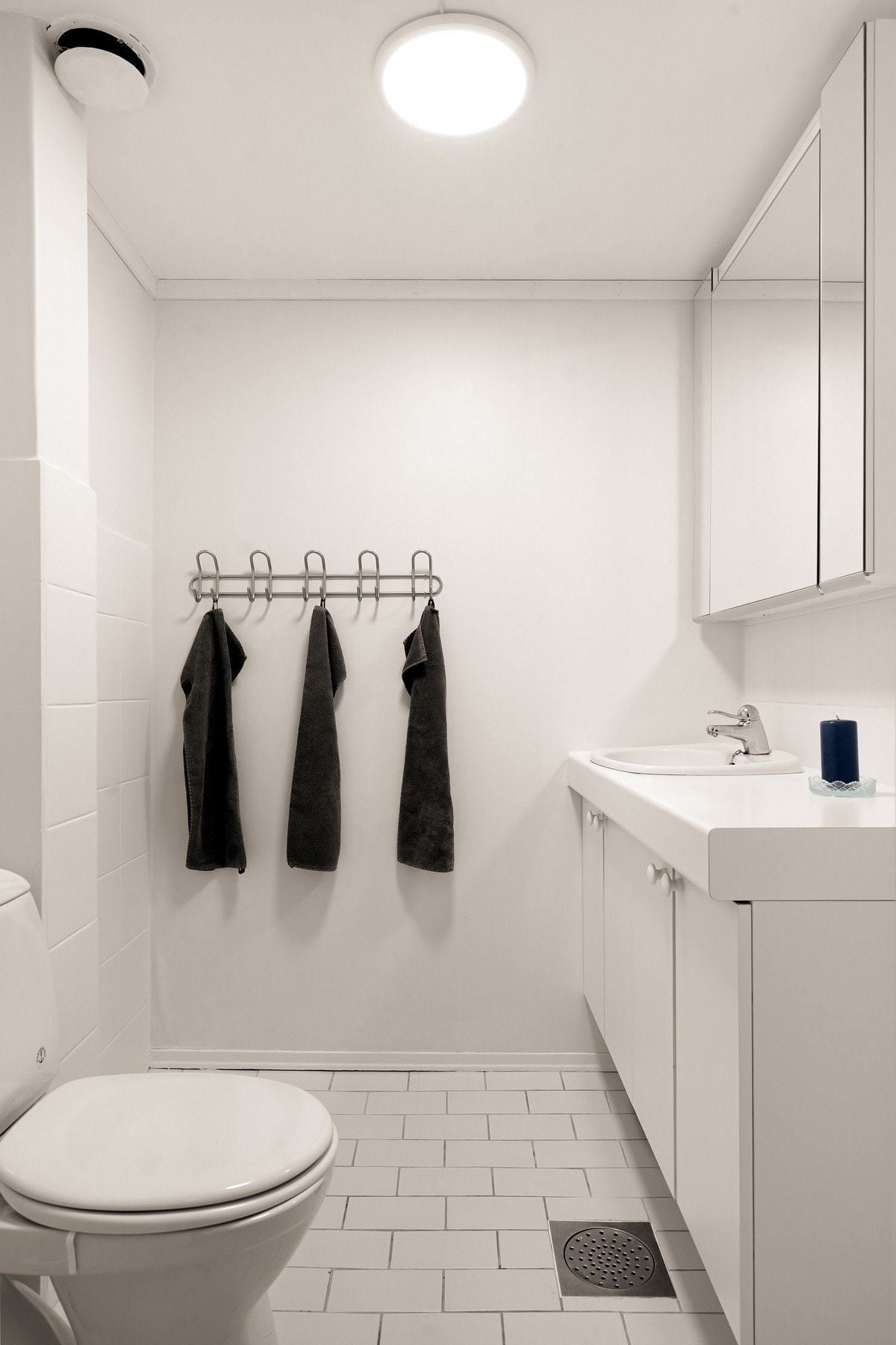 Delvis flislagt toalettrom - enkelt og lyst innredet! Galleribilde