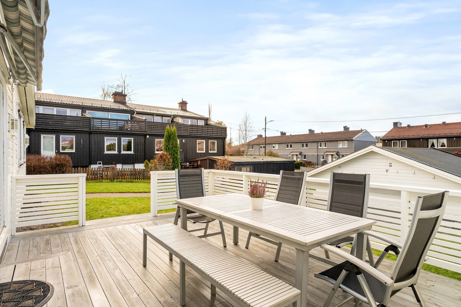 Uteplassen fra stuedelen, her har du god oversikt over nabolaget Galleribilde