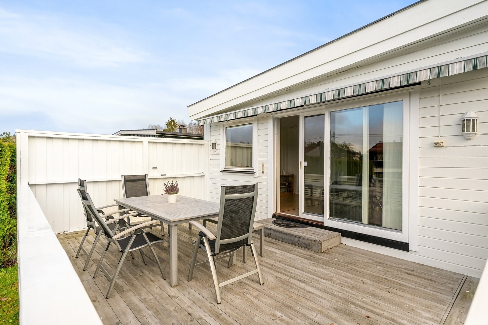 Med uteplass på begge sider har du alltid en plass etter vær og vind Galleribilde