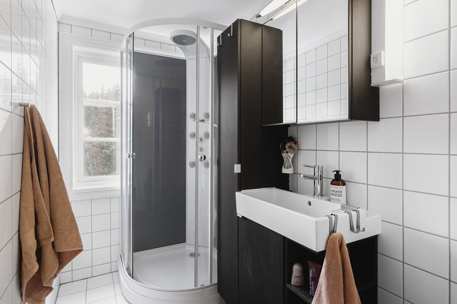 Badet i loftsetasjen er flislagt med varmekabler i gulv. Baderomsinnredningen er fra 2014 og dusjkabinettet er fra 2021. Badet ligger praktisk til i nærheten av soverommene. Galleribilde