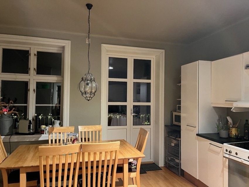 Fra kjøkkenet er det utgang til en flott balkong på 9,7 kvm som ligger vendt mot vest. Galleribilde