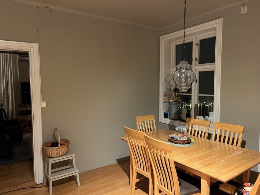 Romslig kjøkken og spisestue på 19 kvm som nylig er blitt oppmalt. Selgers egne bilder. Galleribilde