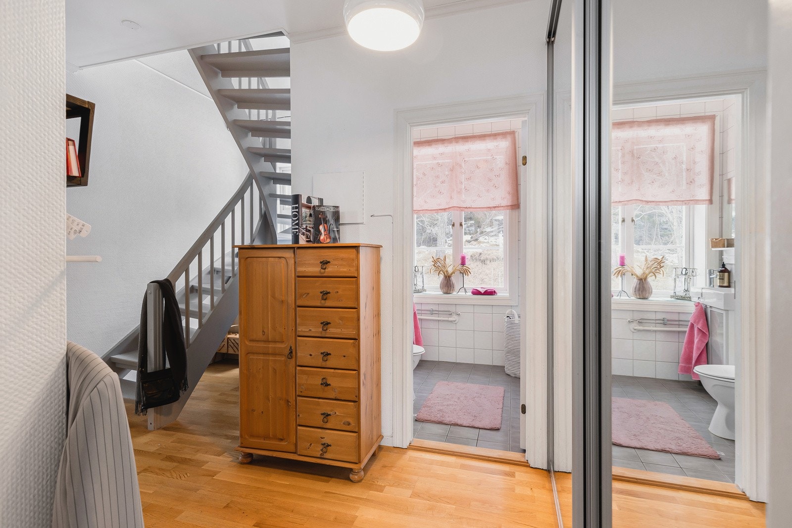 Det er også god plass til lagring av yttersko og tøy utenfor inngangsdøren til boligen. Galleribilde