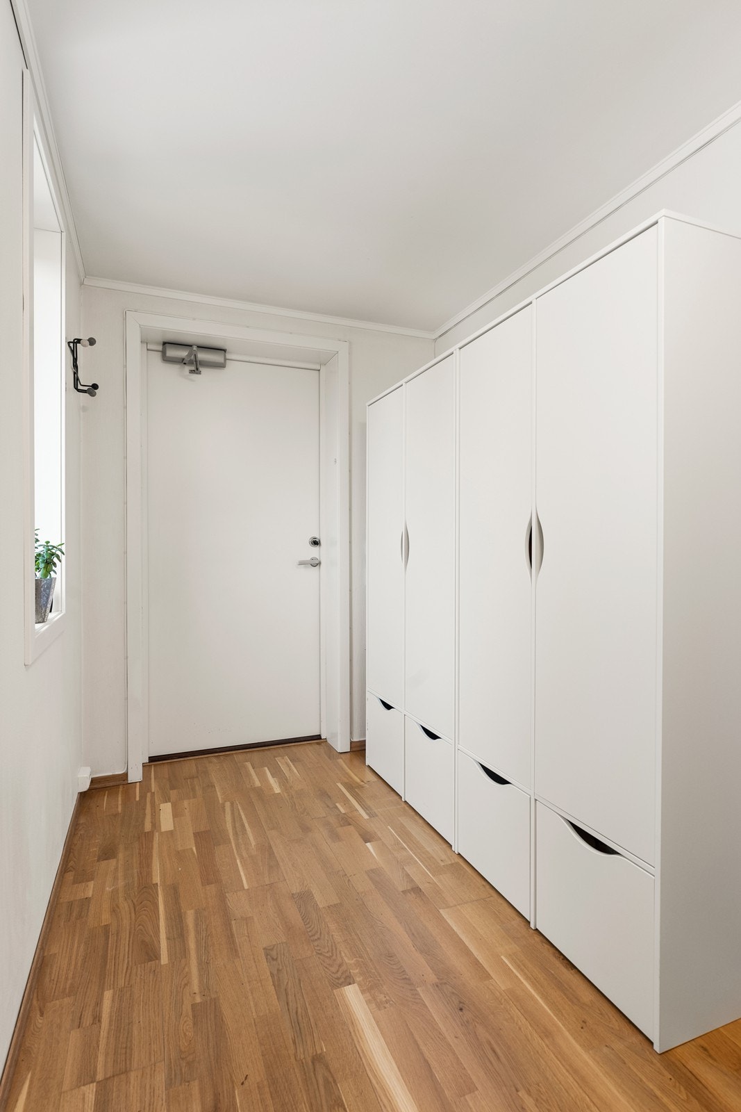 Et oppbevaringsklesskap i inngangspartiet sikrer et ryddig og innbydende førsteinntrykk, med god plass for yttertøy og sko. Galleribilde