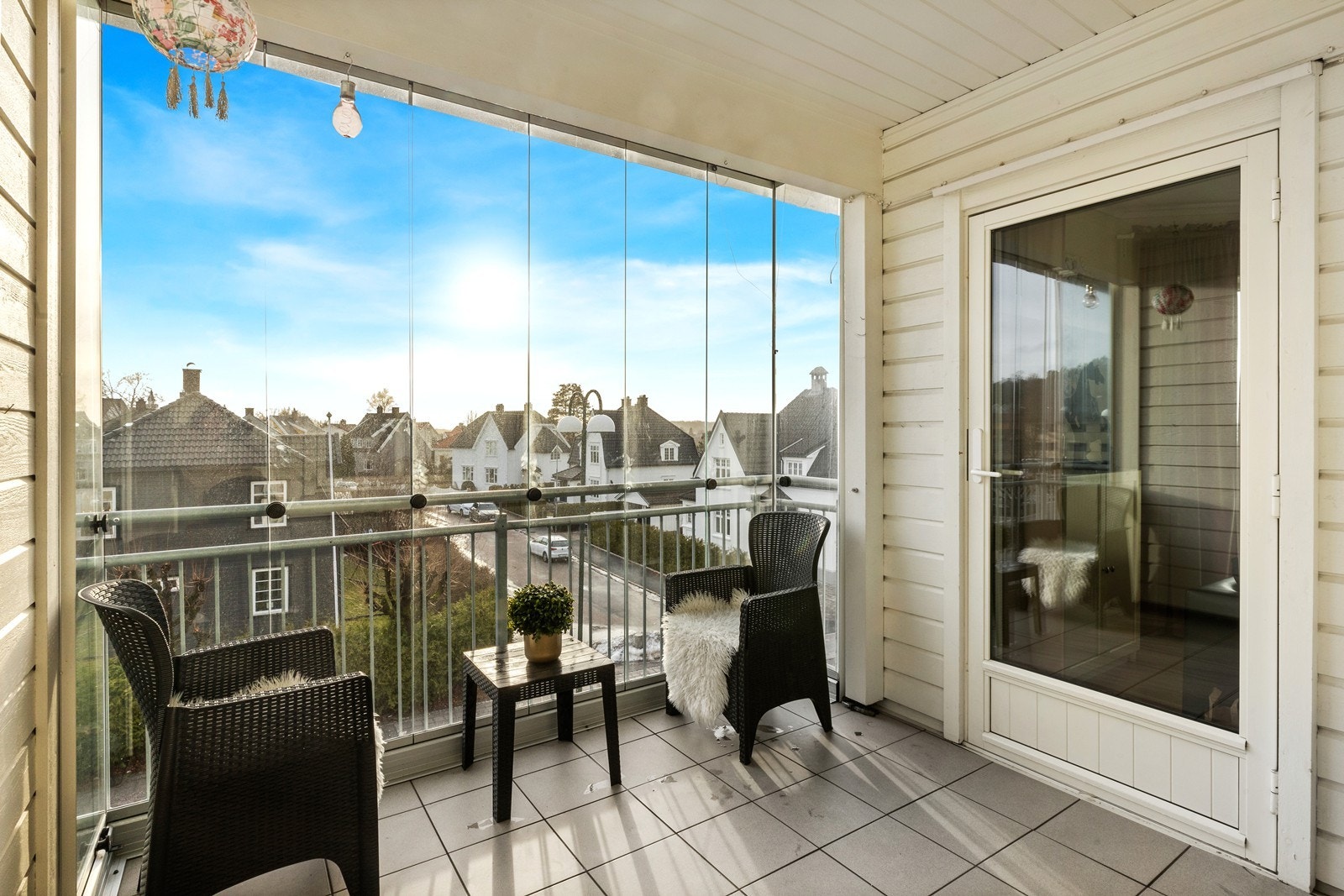 Fra stuen er det adgang til en herlig innglasset balkong på cirka 7 kvadratmeter. Galleribilde