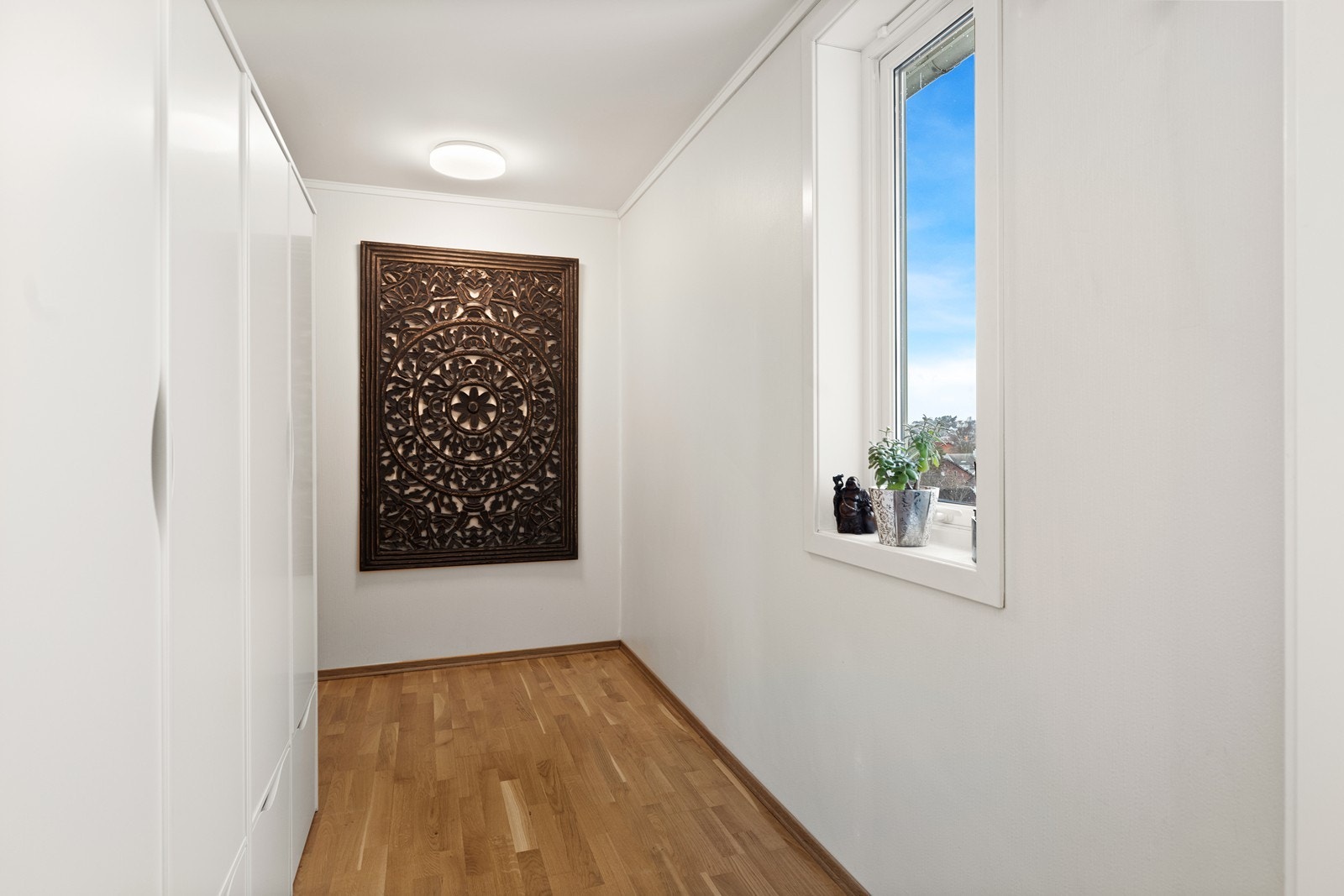 Med inngangspartiets lengde og romfølelse, skapes det innbydende miljø som ønsker besøkende velkommen. Galleribilde