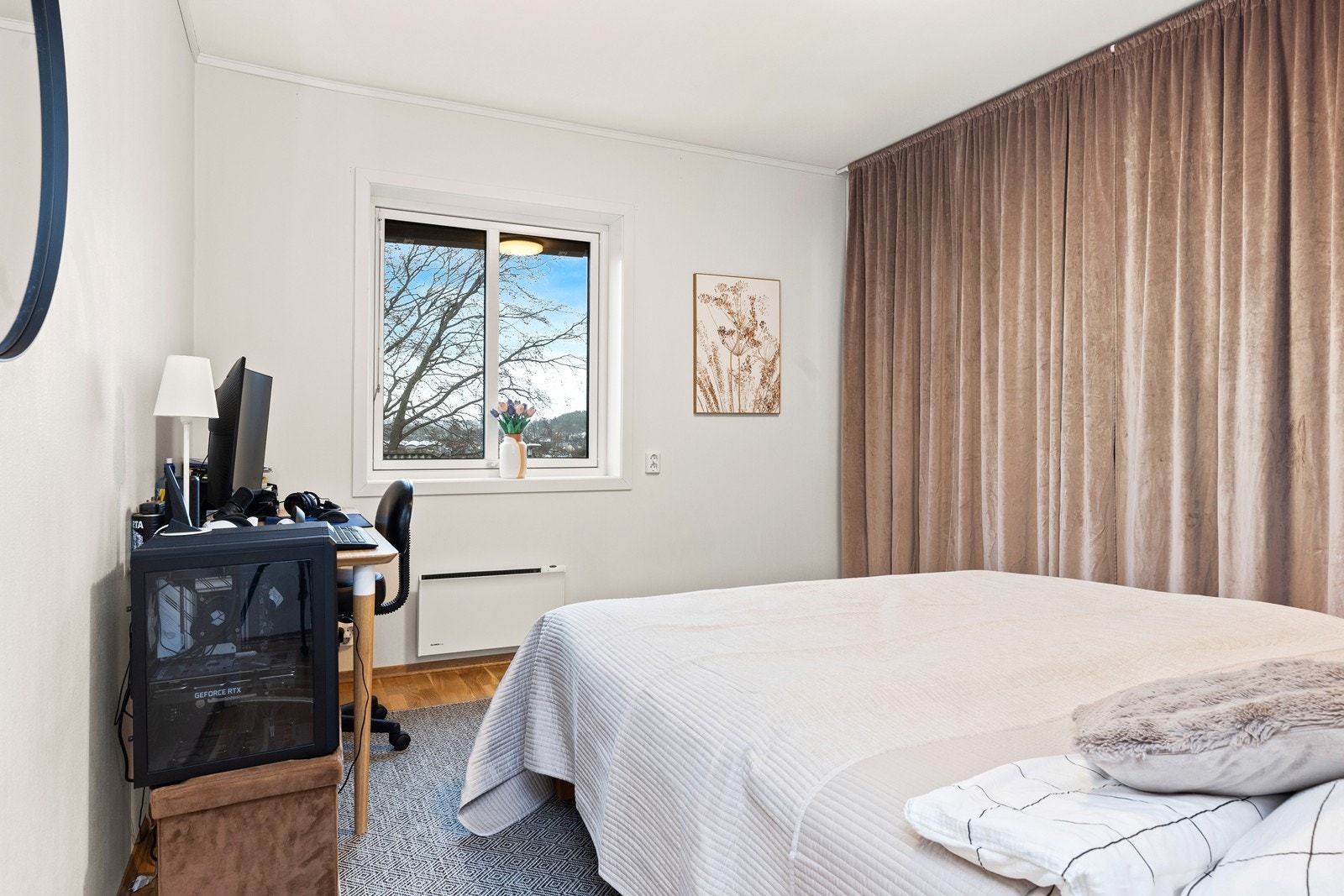 En kontorplass på soverommet tilbyr en effektiv løsning for hjemmearbeid eller studier. Galleribilde