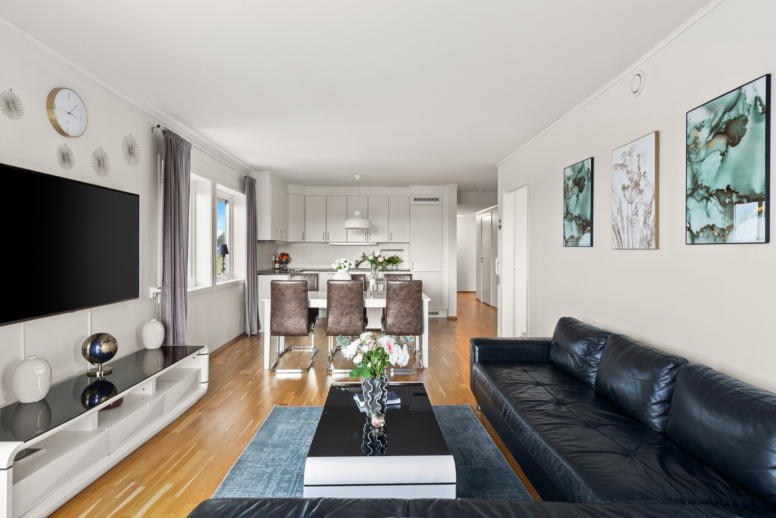 Store vindusflater slipper inn rikelig med naturlig lys og skaper en luftig følelse i rommet. Galleribilde