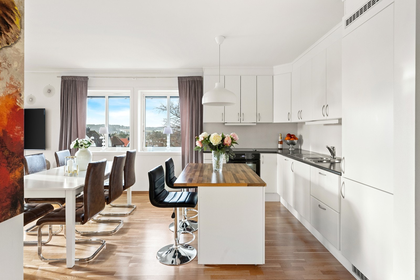 Den har en gjennomtenkt planløsning som skaper et romslig og komfortabelt boareal. Galleribilde