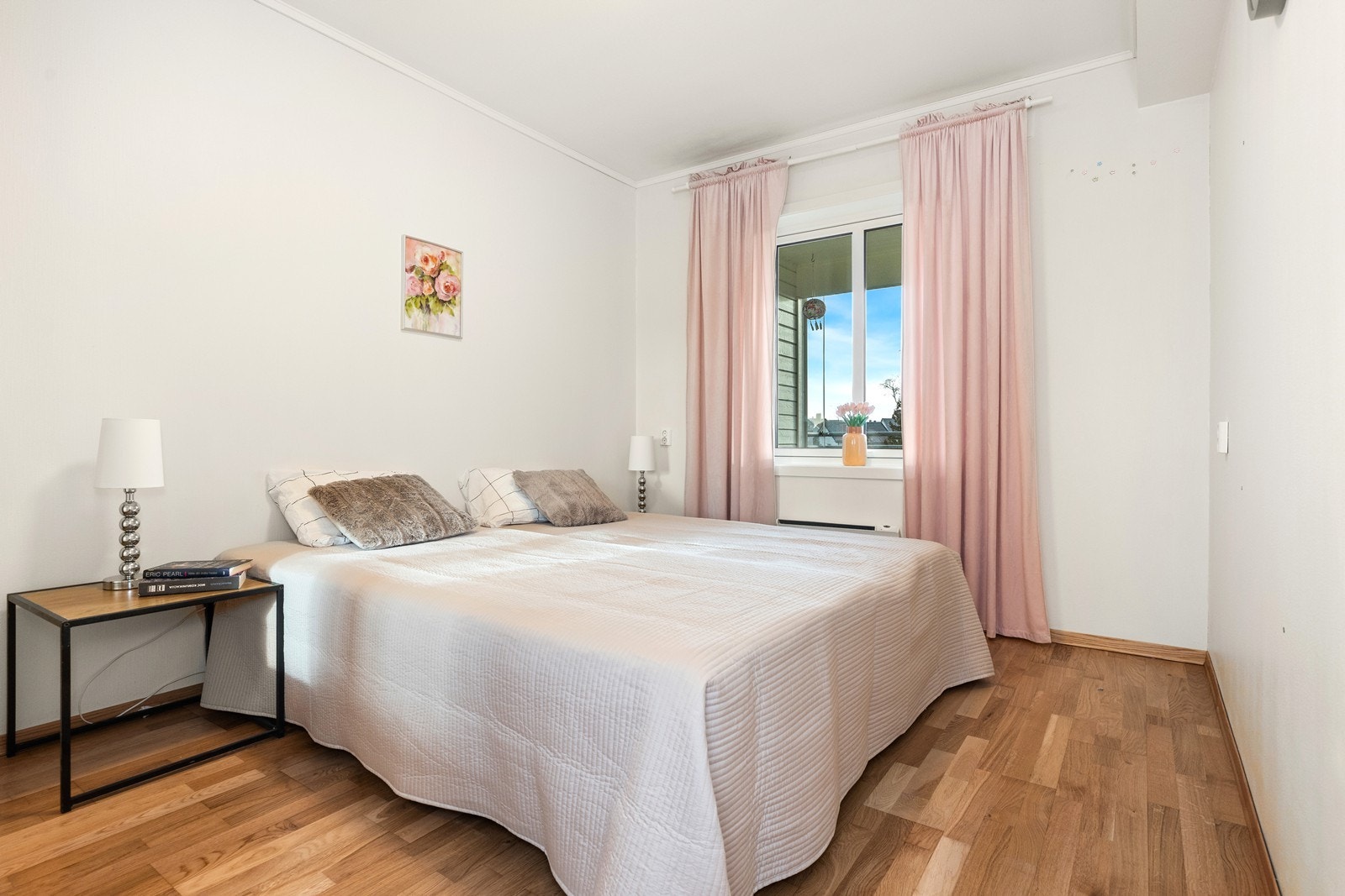 Dette romslige soverommet, med tilgang fra både badet og stuen, har god plass til en dobbelseng og tilbyr en suite-lignende opplevelse som forener privatliv med praktisk tilgjengelighet. Galleribilde