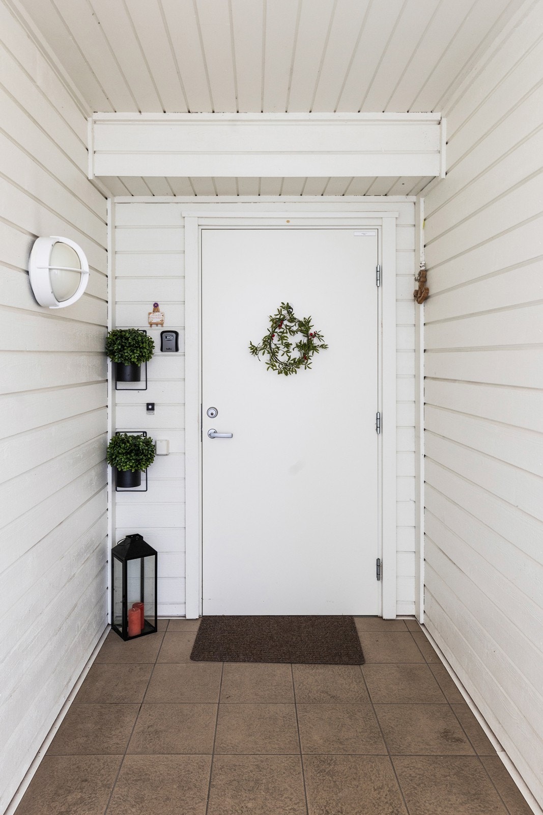 Et overbygd inngangsparti beskytter mot vær og vind, forbedrer hjemmets utseende og funksjonalitet, og skaper et innbydende, beskyttet område for ankomst. Galleribilde