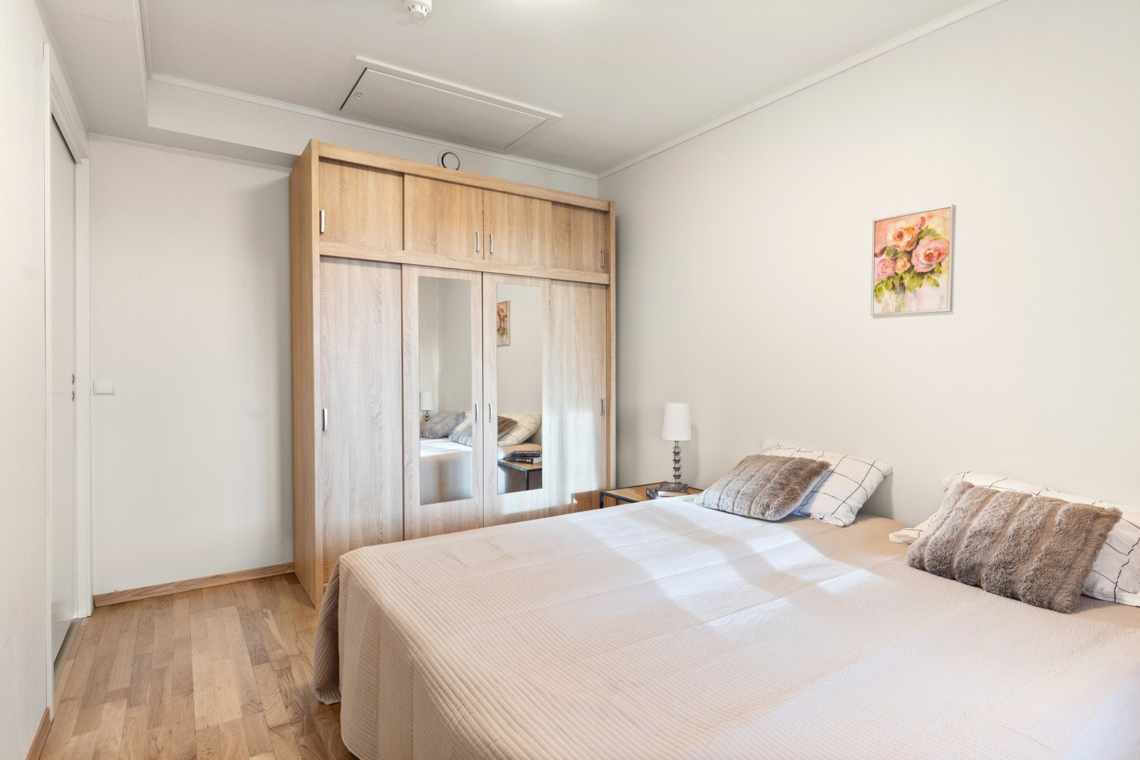 Soverommet har også plass til frittstående klesskap som kombinerer stil med praktisk lagring, tilbyr fleksibel plassering og rikelig med plass for klær, og bidrar til soverommets estetikk og orden. Galleribilde