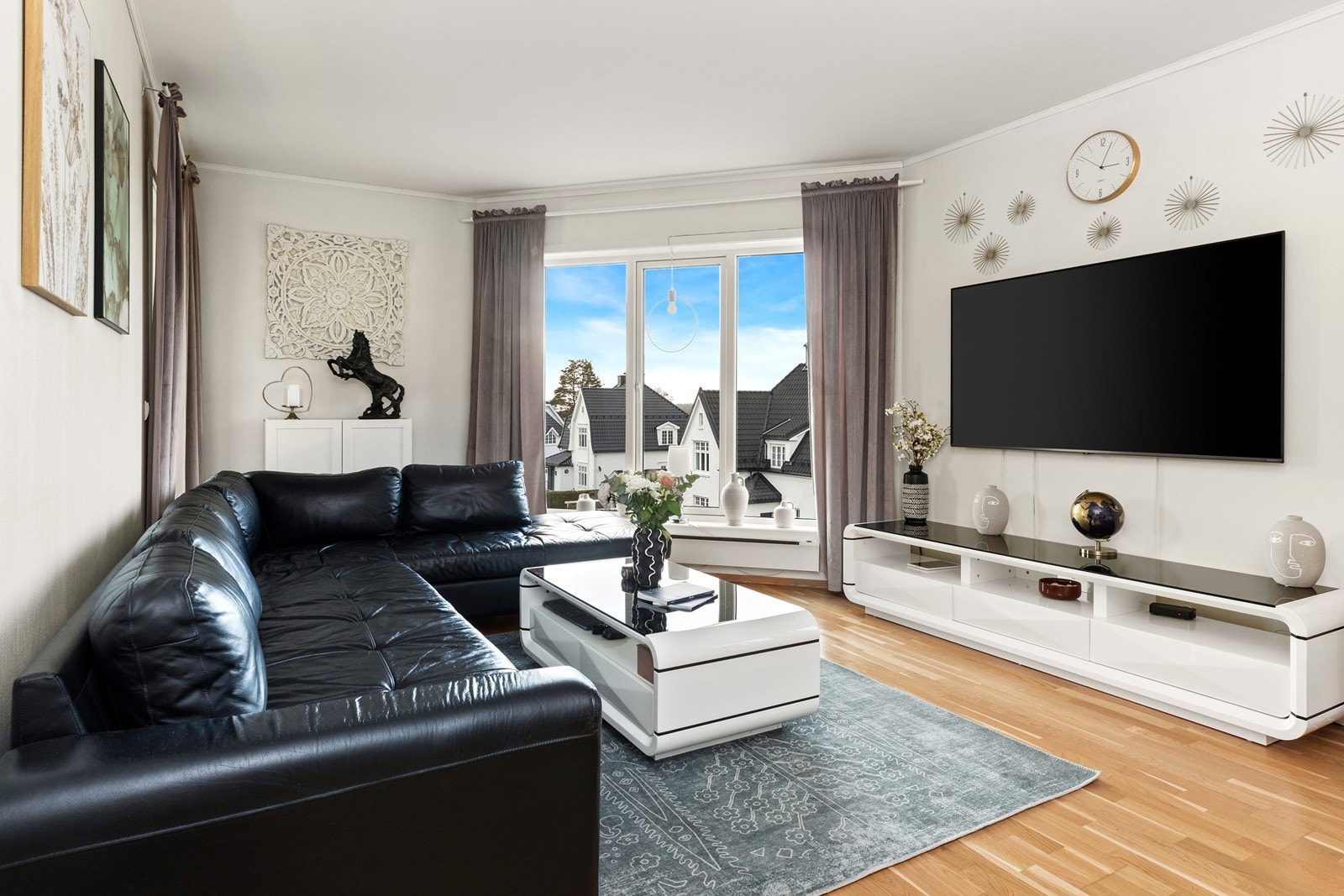 Stuen er et ekte blikkfang med sine store vindusflater som rammer inn byens panorama. Galleribilde