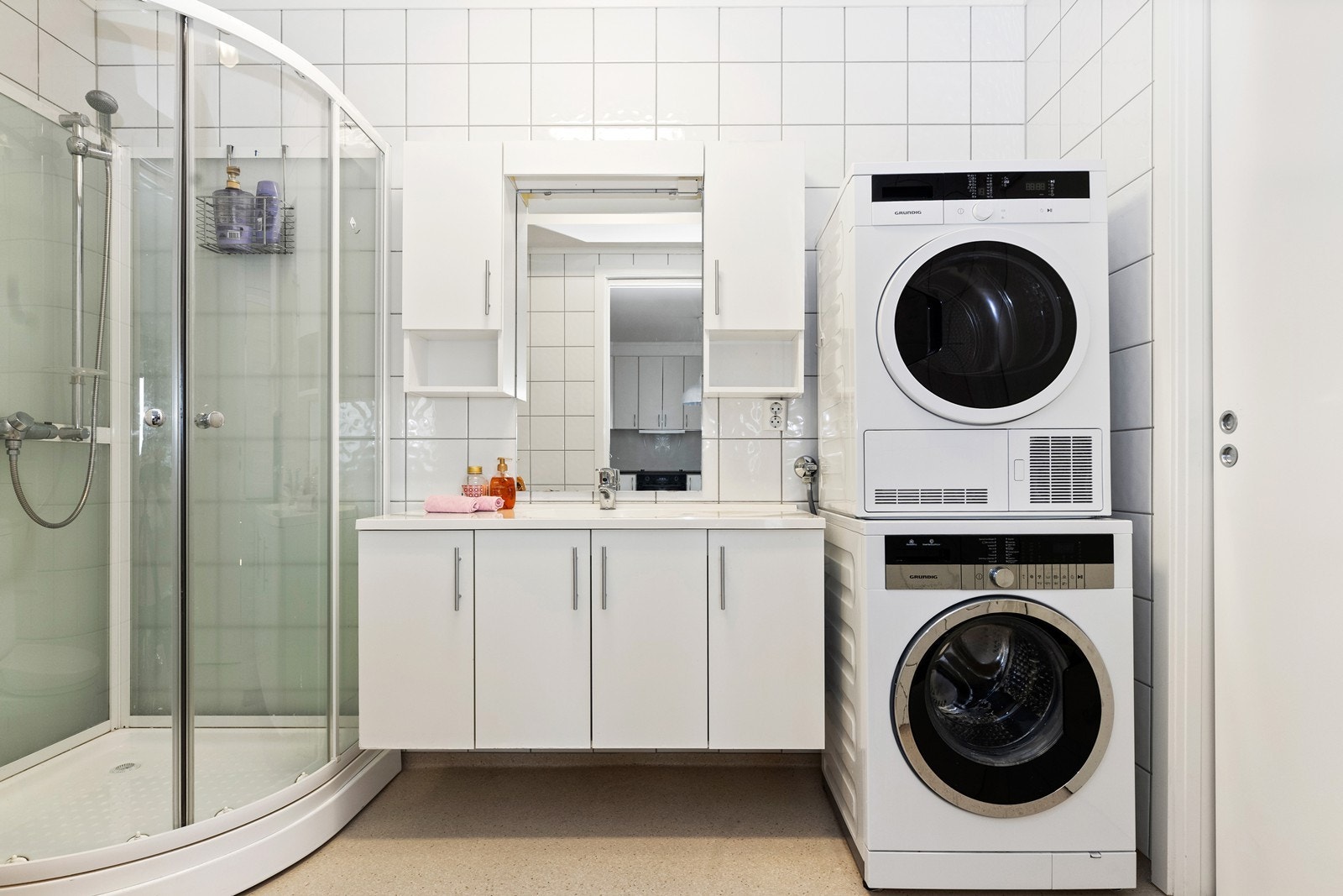 Denne kombinasjonen av funksjoner gjør rommet til en viktig del av hjemmet, hvor daglige rutiner blir både enklere og mer behagelige. Galleribilde