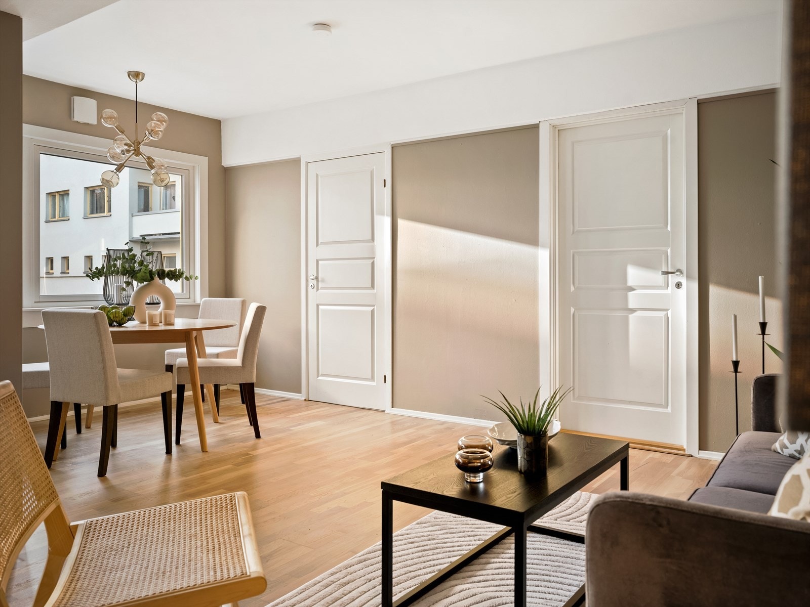 Stuen er romslig og gir god plass til både spisebord og sofaseksjon med tilhørende møbler. Fotograf: FOTOetcetera. Galleribilde