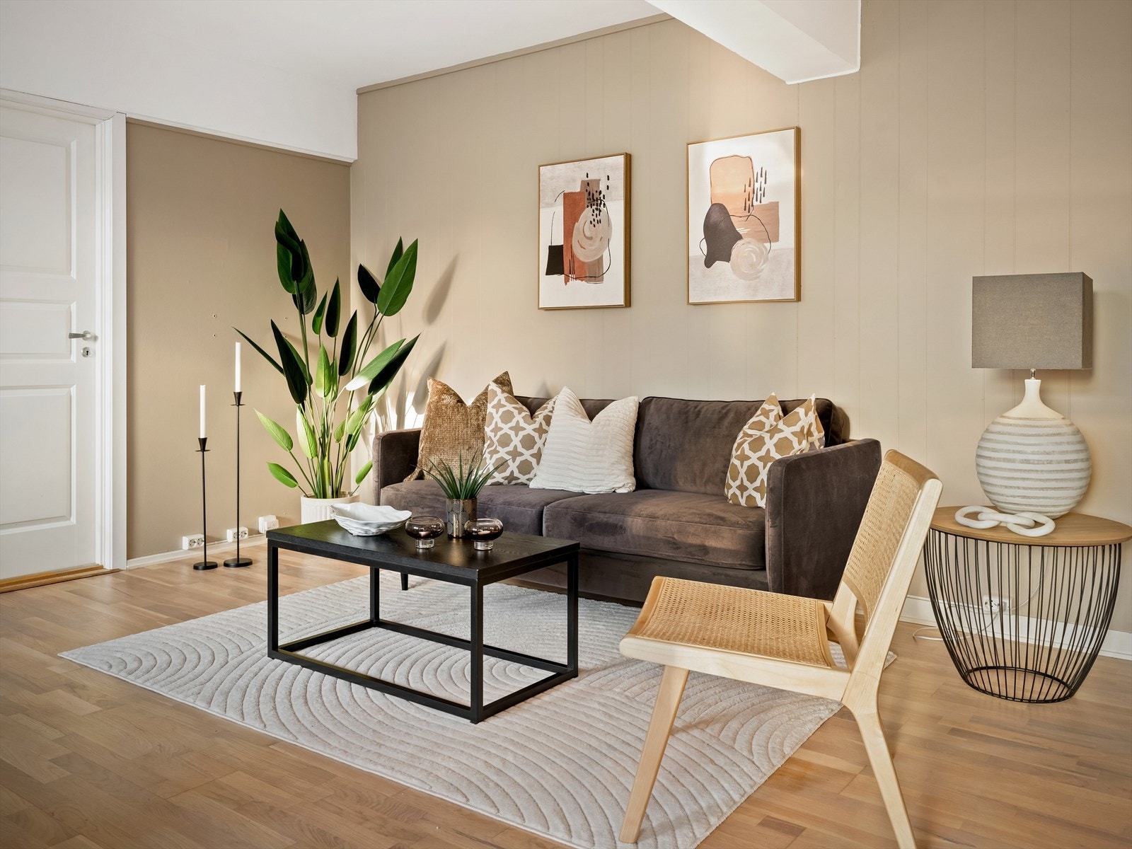 Leiligheten har et gjennomtenkt fargevalg som skaper en lys og innbydende atmosfære Galleribilde