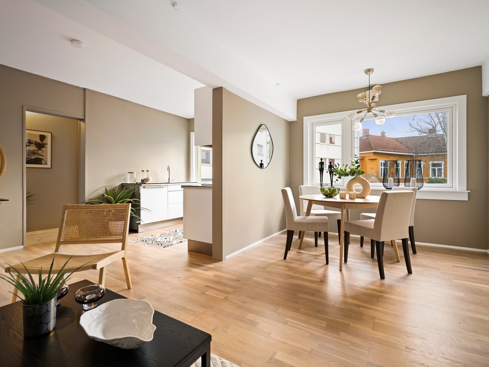 Velfungerende og delvis åpen løsning mellom kjøkkenet og stue/spisestue Galleribilde