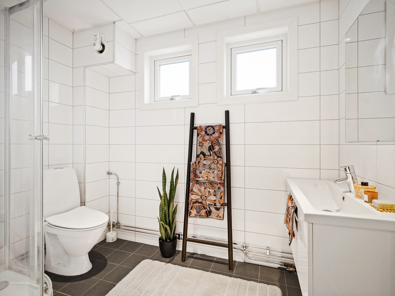 Innenfor kjøkkenet finner du det flislagte badet Galleribilde