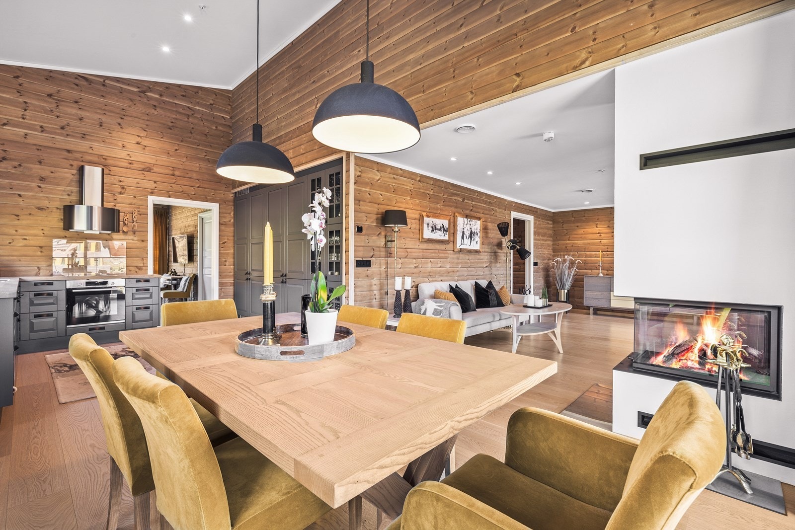 Peisen kan nytes fra stue, spisestue og kjøkken. Galleribilde