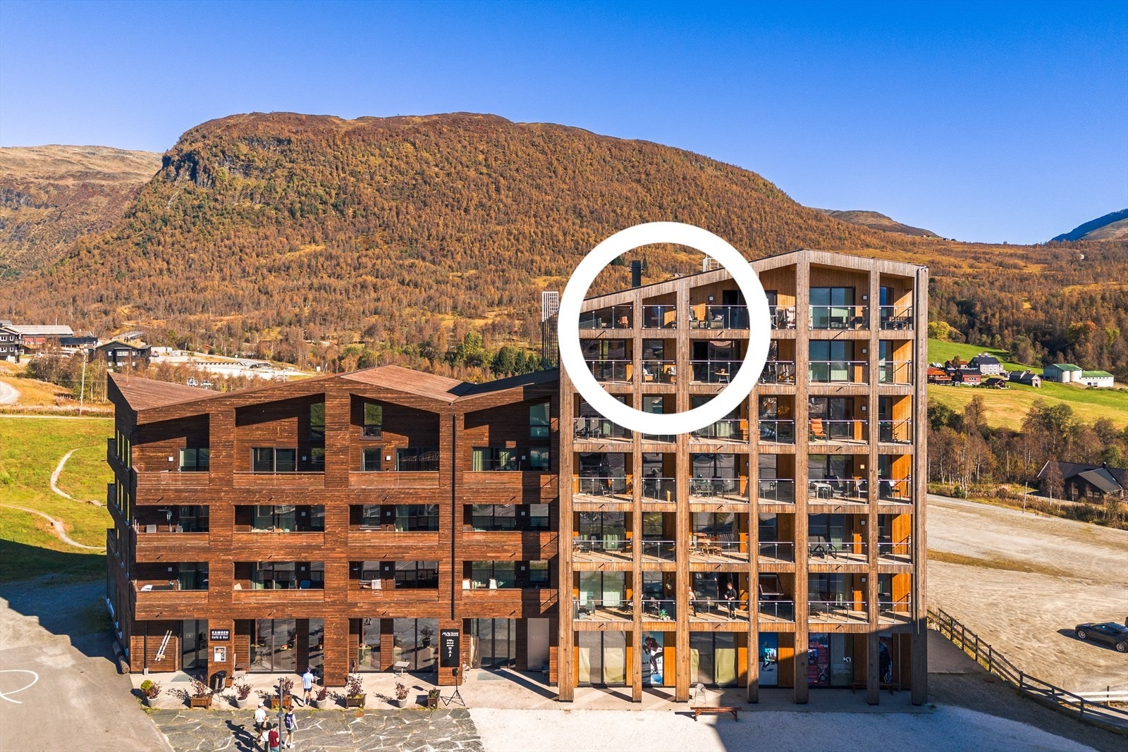 Rålekker toppleilighet over to plan med hele 4 garasjeplasser, 2 solrike uteplasser med nydelig utsikt, 2 stuer, 2 bad & 4 soverom og selvsagt ski in - ski out! Galleribilde