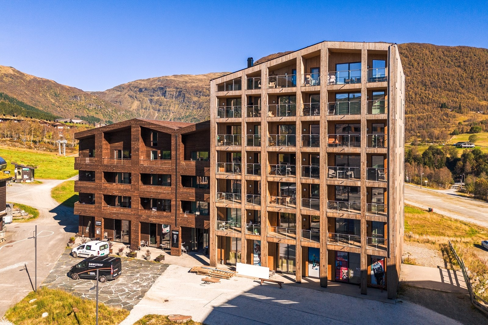 Kun to timers kjøring fra Bergen ligger Myrkdalen Fjellandsby, i et flott naturlandskap som er omkranset av fjell på begge sider. En helårsdestinasjon som er et eldorado for ski- og friluftsentusiaster. Galleribilde