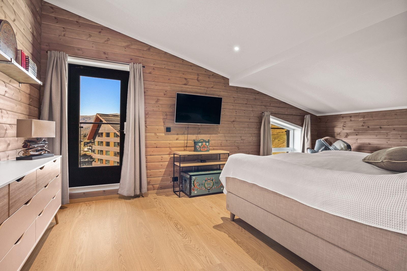 Soverom 3 med egen utgang til altan. Dette rommet egner seg også som en loftstue. Galleribilde