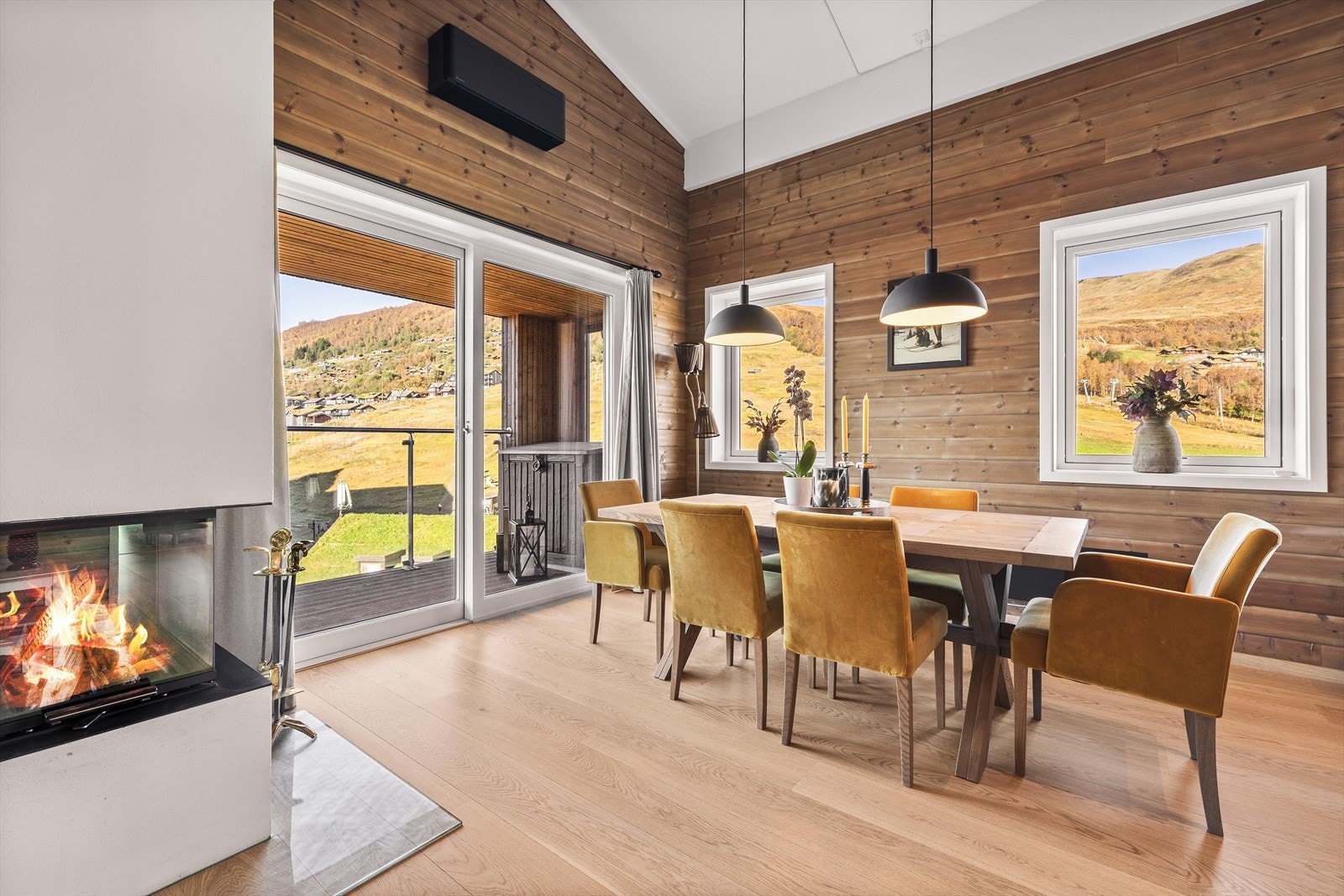 Fra stuen er utgang til den største av leilighetens to altaner. Galleribilde