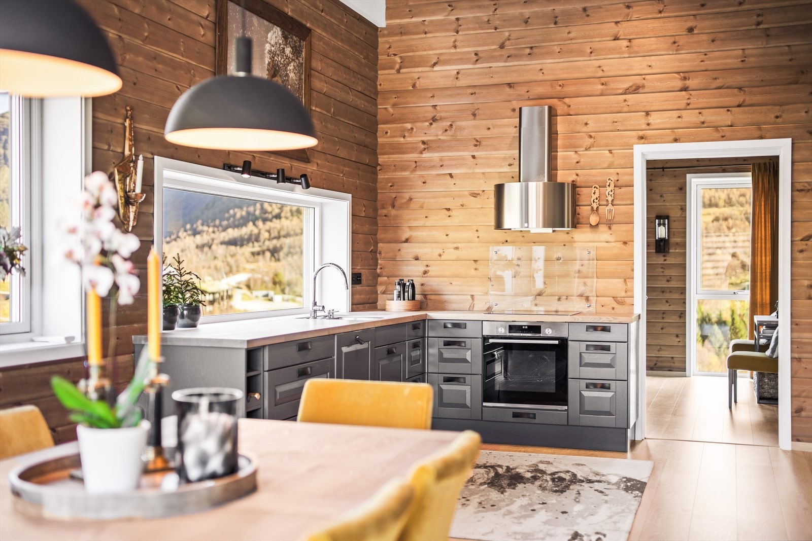 Rommet i bakkant av stuen benyttes som TV-stue, men det kan alternativt være et soverom. Man vil i så fall ha 5 soverom totalt. Galleribilde