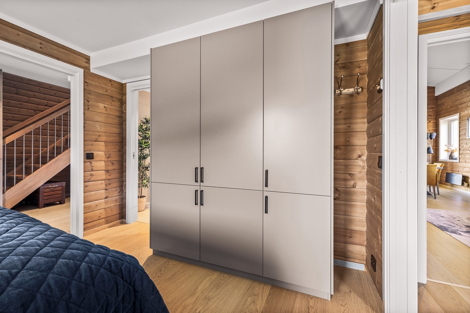 God garderobeplass på hovedsoverommet. Galleribilde