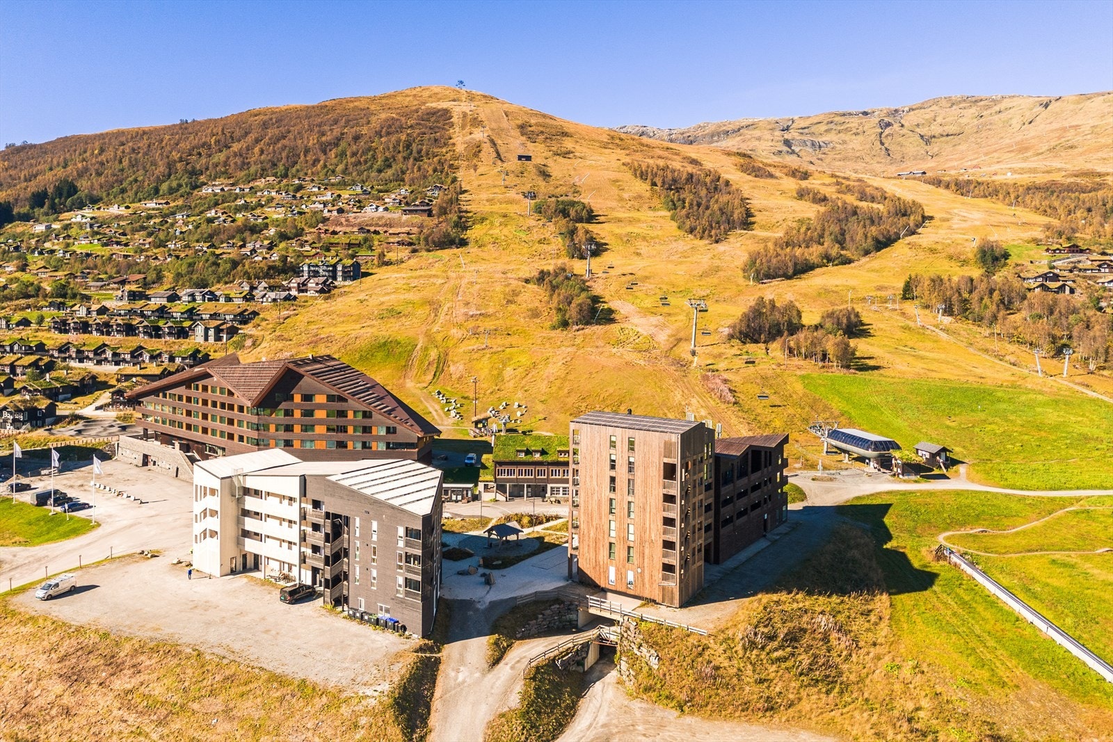 Bygget har fått navnet Kamben, og ligger meget attraktivt til vis a vis hotellet med restauranter og lekerom for barn, flere arrangement og hyggelig atmosfære. Galleribilde